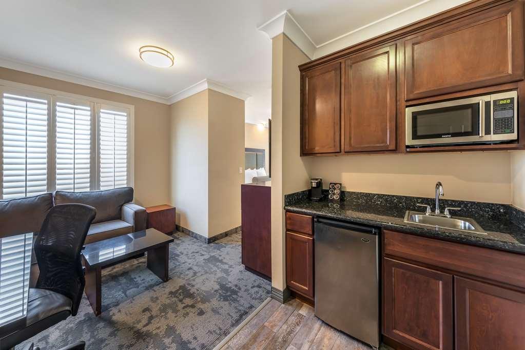 Best Western Plus Avita Suites Торънс Стая снимка